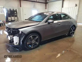 2022 Mercedes-Benz A 220 z VIN W1K3G4FB8NJ325155, wystawiony jako Copart lot #46413264 z przebiegiem 18 461 mil mil oraz Czysty tytuł • Clean title. Historia ofert i sprzedaży dostępna na DreamBid. Obrazek 1.