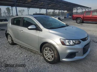 2020 Chevrolet Sonic LT z VIN 1G1JG6SB8L4124217, wystawiony jako Copart lot #50584715 z przebiegiem 83 124 mil mil oraz Szkody całkowita. Historia ofert i sprzedaży dostępna na DreamBid. Obrazek 4.