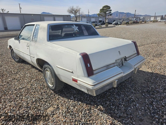 1986 Oldsmobile Cutlass z VIN 1G3GR47A3GR329694, wystawiony jako Copart lot #84965974 z przebiegiem Nie podano mil oraz Czysty tytuł • Clean title. Historia ofert i sprzedaży dostępna na DreamBid. Obrazek 3.