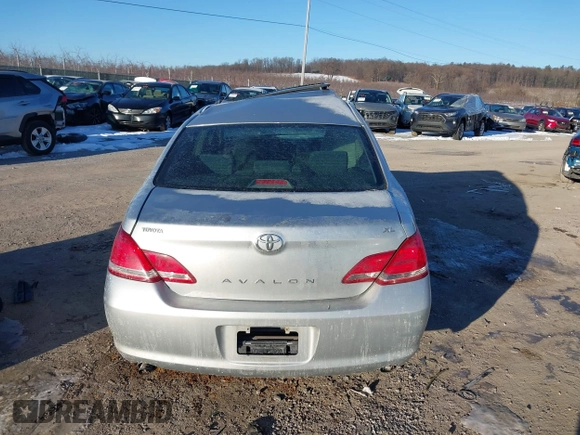 2005 Toyota Avalon XL z VIN 4T1BK36B75U058972, wystawiony jako IAAI lot #41401301 z przebiegiem 155 490 mil mil oraz . Historia ofert i sprzedaży dostępna na DreamBid. Obrazek 15.