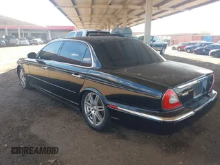 2005 Jaguar XJ Vanden Plas z VIN SAJWA82C05SG47589, wystawiony jako IAAI lot #42409697 z przebiegiem 222 598 mil mil oraz . Historia ofert i sprzedaży dostępna na DreamBid. Obrazek 3.