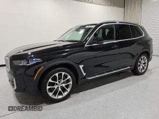 2024 BMW X5 sDrive40i z VIN 5UX13EU05R9V10497, wystawiony jako Copart lot #55703895 z przebiegiem 36 279 mil mil oraz Czysty tytuł • Clean title. Historia ofert i sprzedaży dostępna na DreamBid. Obrazek 1.