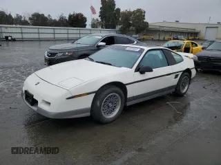 1986 Pontiac Fiero z VIN 1G2PG9798GP281179, wystawiony jako Copart lot #44839555 z przebiegiem 20 245 mil mil oraz Szkody całkowita. Historia ofert i sprzedaży dostępna na DreamBid. Obrazek 1.