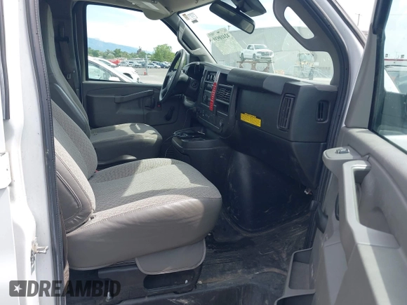 2019 Chevrolet Express Cargo z VIN 1GCWGAFP9K1370862, wystawiony jako IAAI lot #42410939 z przebiegiem 83 319 mil mil oraz . Historia ofert i sprzedaży dostępna na DreamBid. Obrazek 5.