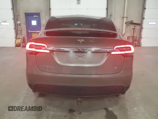 2016 Tesla Model X 70D z VIN 5YJXCBE20GF003018, wystawiony jako Copart lot #57671695 z przebiegiem 117 238 mil mil oraz Szkoda całkowita • Salvage title. Historia ofert i sprzedaży dostępna na DreamBid. Obrazek 6.