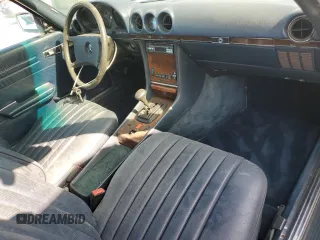 1984 Mercedes-Benz 380 SL z VIN WDBBA45A8EA001735, wystawiony jako Copart lot #60427655 z przebiegiem 100 375 mil mil oraz Czysty tytuł • Clean title. Historia ofert i sprzedaży dostępna na DreamBid. Obrazek 8.