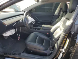 2019 Tesla Model 3 Mid Range z VIN 5YJ3E1EAXKF398909, wystawiony jako Copart lot #52504645 z przebiegiem 101 667 mil mil oraz Szkoda całkowita • Salvage title. Historia ofert i sprzedaży dostępna na DreamBid. Obrazek 7.