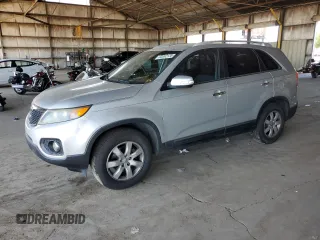 2012 Kia Sorento LX z VIN 5XYKT3A69CG295795, wystawiony jako Copart lot #60062135 z przebiegiem 221 438 mil mil oraz Czysty tytuł • Clean title. Historia ofert i sprzedaży dostępna na DreamBid. Obrazek 1.