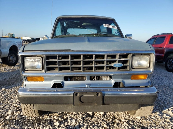 1987 Ford Bronco z VIN 1FMCU12T1HUA12785, wystawiony jako Copart lot #85747984 z przebiegiem Nie podano mil oraz Szkoda całkowita • Salvage title. Historia ofert i sprzedaży dostępna na DreamBid. Obrazek 5.
