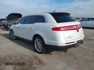 2014 Lincoln MKT EcoBoost z VIN 2LMHJ5AT2EBL57269, wystawiony jako IAAI lot #41440818 z przebiegiem 135 896 mil mil oraz . Historia ofert i sprzedaży dostępna na DreamBid. Obrazek 3.