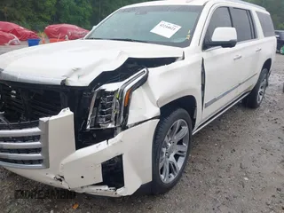 2015 Cadillac Escalade ESV Premium z VIN 1GYS4TKJ6FR708255, wystawiony jako IAAI lot #42244621 z przebiegiem 31 407 mil mil oraz . Historia ofert i sprzedaży dostępna na DreamBid. Obrazek 19.