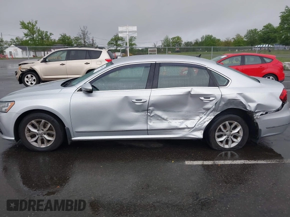 2017 Volkswagen Passat S z VIN 1VWAT7A38HC064419, wystawiony jako IAAI lot #42156027 z przebiegiem 81 062 mil mil oraz . Historia ofert i sprzedaży dostępna na DreamBid. Obrazek 14.