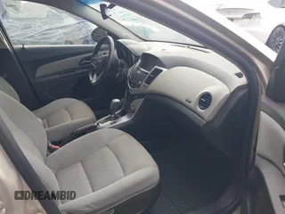 2014 Chevrolet Cruze 1LT z VIN 1G1PC5SB5E7475460, wystawiony jako IAAI lot #42796430 z przebiegiem 173 408 mil mil oraz . Historia ofert i sprzedaży dostępna na DreamBid. Obrazek 5.