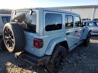 2024 Jeep Wrangler Sahara z VIN 1C4RJXP68RW128360, wystawiony jako Copart lot #84001304 z przebiegiem 17 036 mil mil oraz Szkoda całkowita • Salvage title. Historia ofert i sprzedaży dostępna na DreamBid. Obrazek 3.
