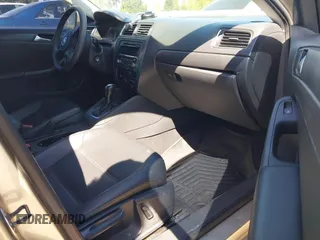 2014 Volkswagen Jetta Sedan SE with VIN 3VWD17AJ1EM270841, listed as a IAAI auction lot 42063625 with 101,481 mi miles. Bid and sale history available at carsss.com. Image 5.