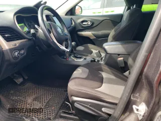 2018 Jeep Cherokee Latitude z VIN 1C4PJMCX9JD586705, wystawiony jako Copart lot #48167215 z przebiegiem 121 494 mil mil oraz Szkoda całkowita • Salvage title. Historia ofert i sprzedaży dostępna na DreamBid. Obrazek 7.