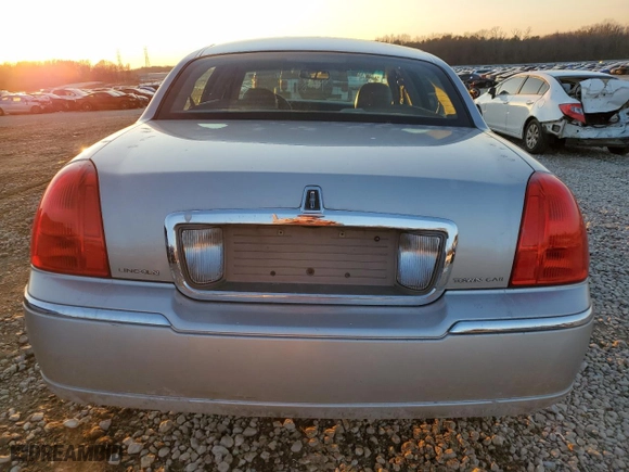 2008 Lincoln Town Car Limited with VIN 2LNHM82V88X636222, listed as a Copart auction lot 88795415 with 163,725 mi miles and Clean Title. Bid and sale history available at carsss.com. Image 6.