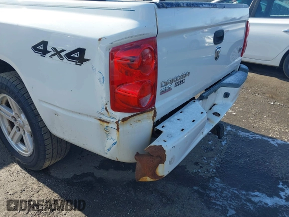 2007 Dodge Dakota SLT z VIN 1D7HW48JX7S166780, wystawiony jako IAAI lot #41375942 z przebiegiem 148 778 mil mil oraz . Historia ofert i sprzedaży dostępna na DreamBid. Obrazek 12.