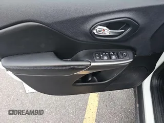2019 Jeep Cherokee Latitude с VIN 1C4PJMCB6KD354004, выставлен на аукционе IAAI как лот 42854246 с пробегом 64 595 миль миль и . История ставок и продаж доступна на DreamBid. Изображение 8.