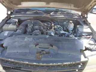 2006 Chevrolet Silverado 2500HD Work Truck with VIN 1GCHK23276F123628, listed as a IAAI auction lot 41617802 with 298,822 mi miles. Bid and sale history available at carsss.com. Image 10.