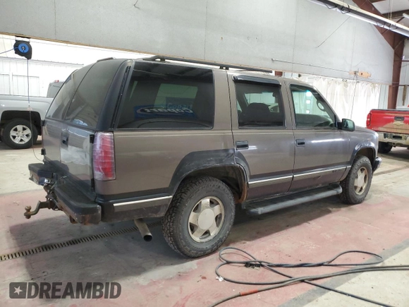 1998 Chevrolet Tahoe z VIN 1GNEK13R0WJ302401, wystawiony jako Copart lot #47196925 z przebiegiem 202 595 mil mil oraz Szkoda całkowita • Salvage title. Historia ofert i sprzedaży dostępna na DreamBid. Obrazek 3.