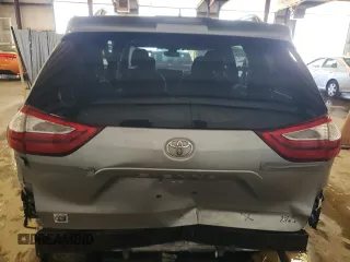 2018 Toyota Sienna XLE z VIN 5TDDZ3DC1JS190712, wystawiony jako Copart lot #62282255 z przebiegiem 63 438 mil mil oraz Szkoda całkowita • Salvage title. Historia ofert i sprzedaży dostępna na DreamBid. Obrazek 6.