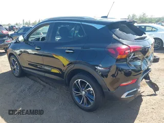 2023 Buick Encore GX Select z VIN KL4MMDS2XPB012337, wystawiony jako IAAI lot #42514934 z przebiegiem 45 056 mil mil oraz . Historia ofert i sprzedaży dostępna na DreamBid. Obrazek 3.