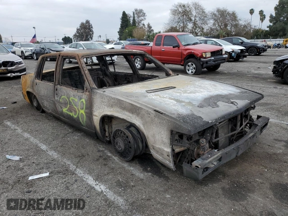 1988 Cadillac DeVille z VIN 1G6CD5155J4224547, wystawiony jako Copart lot #42850345 z przebiegiem Nie podano mil oraz Nie do naprawy • Non repairable. Historia ofert i sprzedaży dostępna na DreamBid. Obrazek 4.
