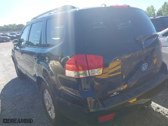 2009 Kia Borrego LX with VIN KNDJJ741295020182, listed as a IAAI auction lot 42012595 with 170,929 mi miles. Bid and sale history available at carsss.com. Image 3.