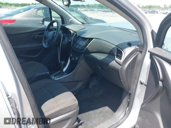 2021 Chevrolet Trax LS z VIN KL7CJKSB2MB316589, wystawiony jako IAAI lot #42203347 z przebiegiem 77 105 mil mil oraz . Historia ofert i sprzedaży dostępna na DreamBid. Obrazek 5.
