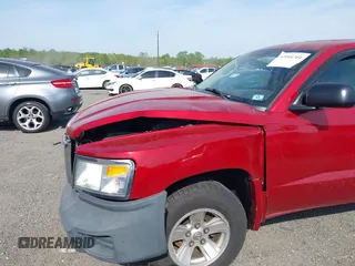 2008 Dodge Dakota z VIN 1D7HW38K48S522497, wystawiony jako IAAI lot #42104761 z przebiegiem 244 129 mil mil oraz . Historia ofert i sprzedaży dostępna na DreamBid. Obrazek 6.