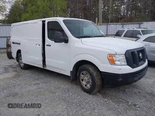 2015 Nissan NV Cargo S z VIN 1N6BF0KMXFN807836, wystawiony jako IAAI lot #41890019 z przebiegiem 107 618 mil mil oraz . Historia ofert i sprzedaży dostępna na DreamBid. Obrazek 1.