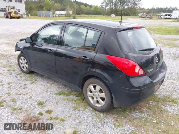 2009 Nissan Versa SL z VIN 3N1BC13E49L488417, wystawiony jako IAAI lot #41943795 z przebiegiem 221 010 mil mil oraz . Historia ofert i sprzedaży dostępna na DreamBid. Obrazek 3.