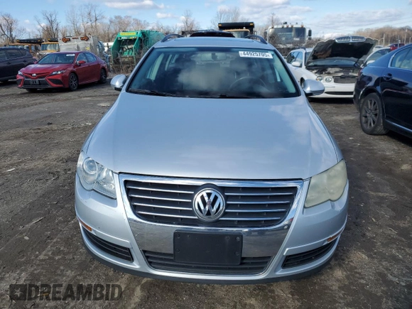 2008 Volkswagen Passat Komfort with VIN WVWLK73C88E018489, listed as a Copart auction lot 44925705 with 186,527 mi miles and Salvage title. Bid and sale history available at DreamBid. Image 5.