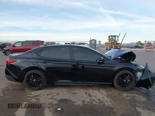 2025 Toyota Camry LE z VIN 4T1DAACK5SU523507, wystawiony jako IAAI lot #41389041 z przebiegiem 5 027 mil mil oraz . Historia ofert i sprzedaży dostępna na DreamBid. Obrazek 13.
