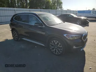 2021 BMW X1 sDrive28i z VIN WBXJG7C02M5U22447, wystawiony jako Copart lot #52927285 z przebiegiem 45 128 mil mil oraz Szkody całkowita. Historia ofert i sprzedaży dostępna na DreamBid. Obrazek 4.
