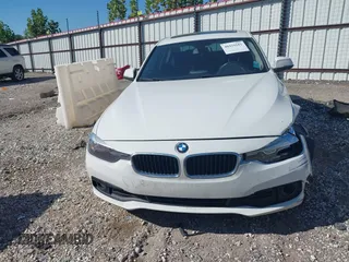 2017 BMW 3 Series 320i z VIN WBA8E1G50HNU14757, wystawiony jako IAAI lot #40429182 z przebiegiem 118 032 mil mil oraz . Historia ofert i sprzedaży dostępna na DreamBid. Obrazek 12.