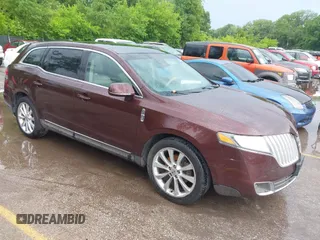 2012 Lincoln MKT EcoBoost z VIN 2LMHJ5AT3CBL50909, wystawiony jako IAAI lot #42422091 z przebiegiem 146 960 mil mil oraz . Historia ofert i sprzedaży dostępna na DreamBid. Obrazek 1.