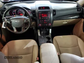 2011 Kia Sorento EX z VIN 5XYKU4A27BG136191, wystawiony jako Copart lot #52979995 z przebiegiem 209 280 mil mil oraz Szkoda całkowita • Salvage title. Historia ofert i sprzedaży dostępna na DreamBid. Obrazek 8.