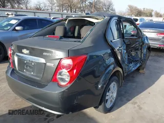 2015 Chevrolet Sonic LT z VIN 1G1JC5SB1F4128426, wystawiony jako IAAI lot #41739238 z przebiegiem 121 717 mil mil oraz . Historia ofert i sprzedaży dostępna na DreamBid. Obrazek 4.