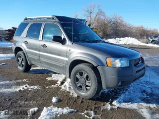 2002 Ford Escape XLT Choice with VIN 1FMYU04142KB76322, listed as a IAAI auction lot 41725976 with 218,576 mi miles. Bid and sale history available at carsss.com. Image 1.
