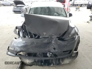 2025 Tesla Model Y Long Range with VIN 7SAYGDED8SF218700, listed as a Copart auction lot 84720474 with 1,832 mi miles and Salvage Title. Bid and sale history available at DreamBid. Image 5.