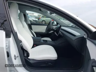2025 Tesla Model 3 Long Range z VIN 5YJ3E1EB3SF899746, wystawiony jako IAAI lot #41678122 z przebiegiem 2 249 mil mil oraz . Historia ofert i sprzedaży dostępna na DreamBid. Obrazek 5.