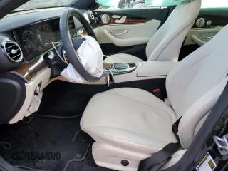 2022 Mercedes-Benz E 350 z VIN W1KZF8EB7NB038941, wystawiony jako Copart lot #45386235 z przebiegiem 13 318 mil mil oraz Szkoda całkowita • Salvage title. Historia ofert i sprzedaży dostępna na DreamBid. Obrazek 7.