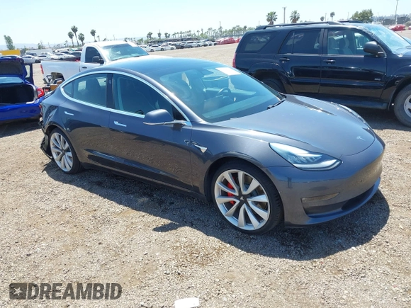 2018 Tesla Model 3 Long Range Battery z VIN 5YJ3E1EB8JF105886, wystawiony jako IAAI lot #42268190 z przebiegiem 80 917 mil mil oraz . Historia ofert i sprzedaży dostępna na DreamBid. Obrazek 1.