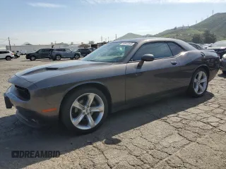 2019 Dodge Challenger SXT z VIN 2C3CDZAG2KH699815, wystawiony jako Copart lot #50547245 z przebiegiem 43 124 mil mil oraz Nie do naprawy. Historia ofert i sprzedaży dostępna na DreamBid. Obrazek 1.