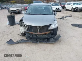 2007 Nissan Versa SL z VIN 3N1BC13E57L379798, wystawiony jako IAAI lot #41458835 z przebiegiem 136 459 mil mil oraz . Historia ofert i sprzedaży dostępna na DreamBid. Obrazek 12.