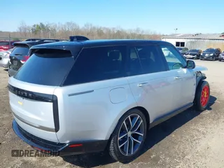 2024 Land Rover Range Rover SE z VIN SALKP9FU9RA216190, wystawiony jako IAAI lot #41877509 z przebiegiem 8171 mil mil oraz . Historia ofert i sprzedaży dostępna na DreamBid. Obrazek 4.