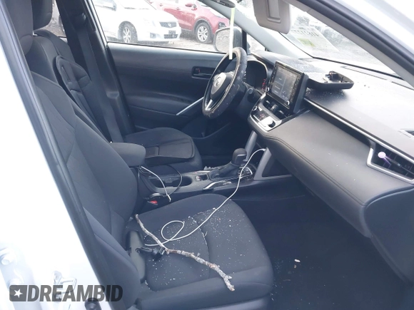 2022 Toyota Corolla Cross LE z VIN 7MUBAABG0NV030759, wystawiony jako IAAI lot #41821277 z przebiegiem 16 044 mil mil oraz . Historia ofert i sprzedaży dostępna na DreamBid. Obrazek 5.