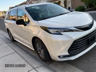 2021 Toyota Sienna XLE z VIN 5TDYRKEC2MS010054, wystawiony jako Copart lot #62239145 z przebiegiem 41 814 mil mil oraz Czysty tytuł • Clean title. Historia ofert i sprzedaży dostępna na DreamBid. Obrazek 1.